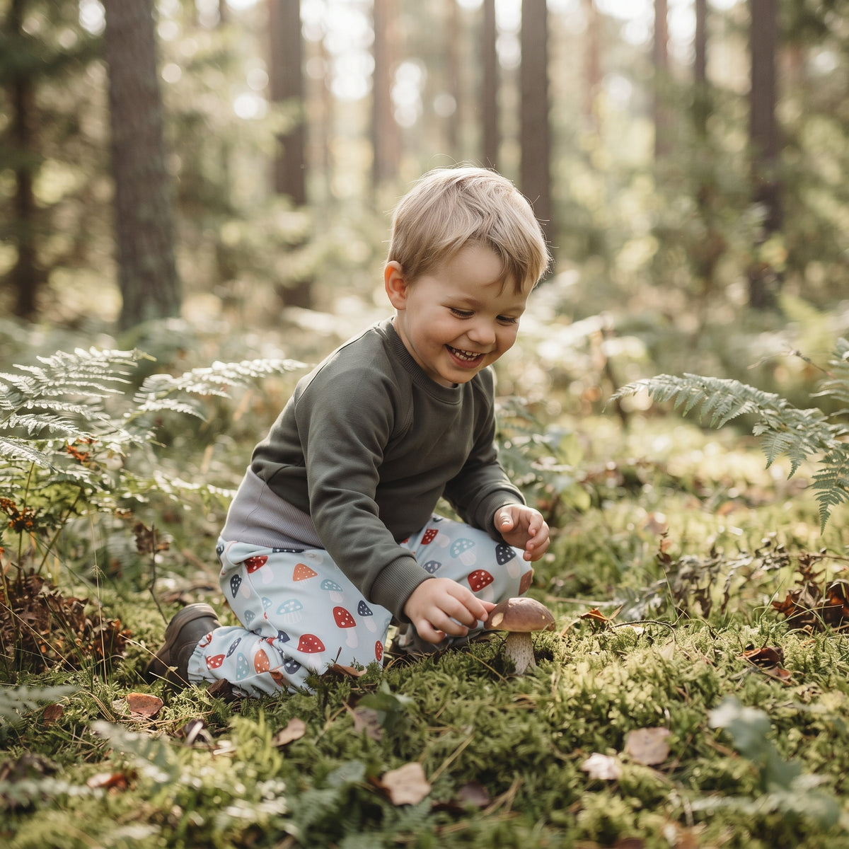Meegroeiende softshellbroek voor kinderen met membraan Monkey Mum® - Veelkleurige vliegenzwammen