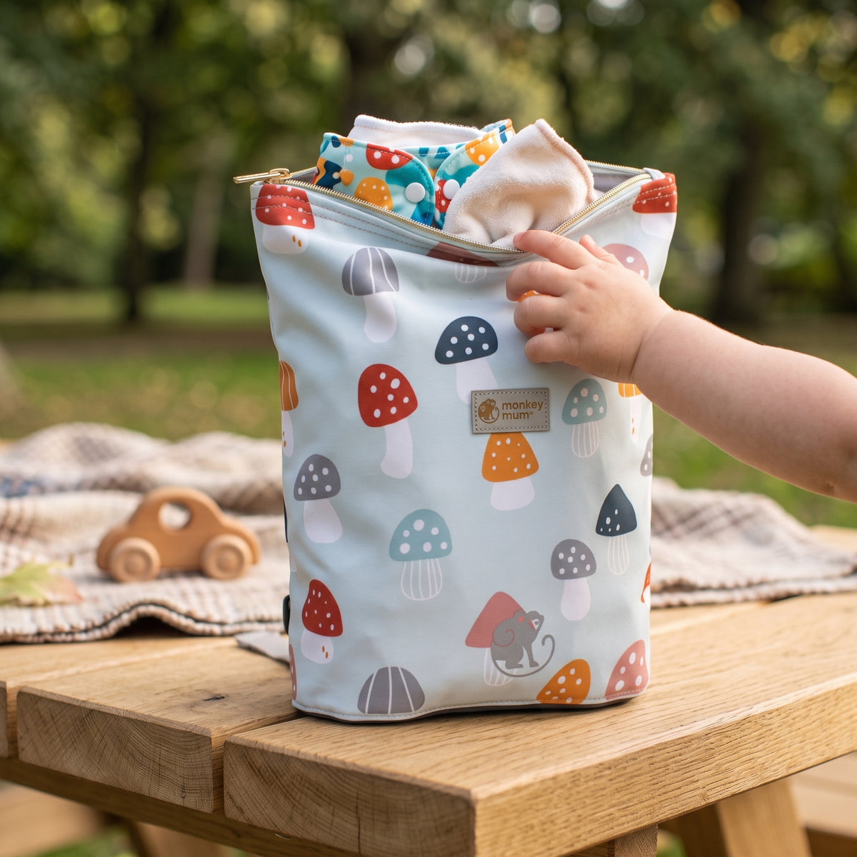 Kindersoftshellrugzakje Monkey Mum® - Veelkleurige vliegenzwammen